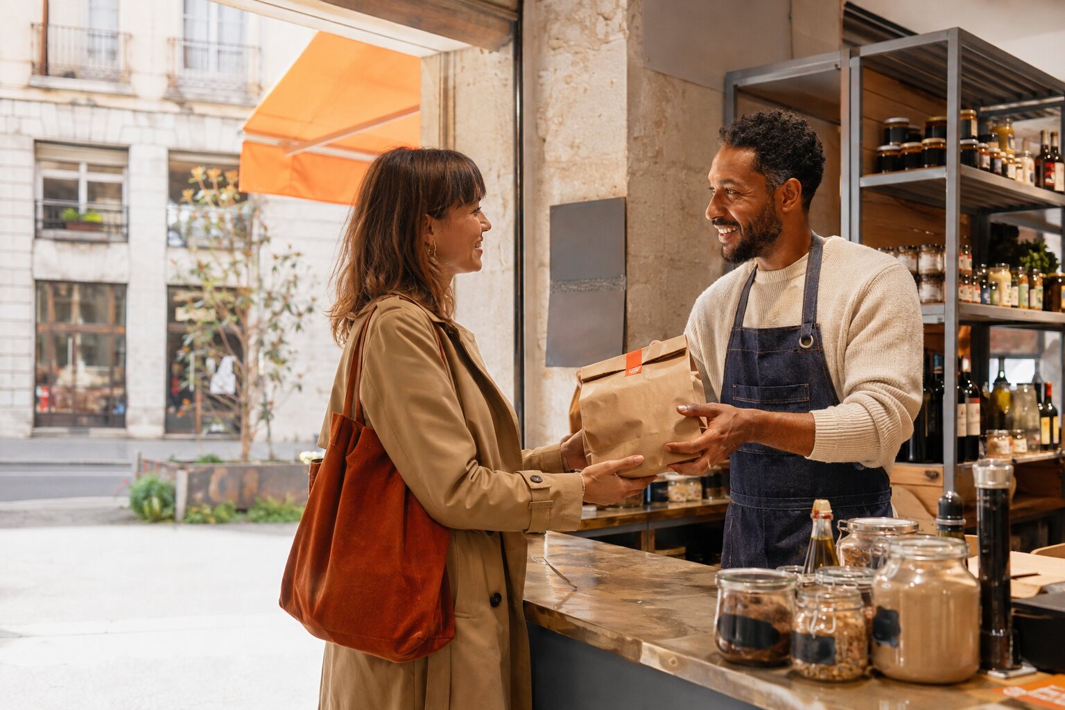 Une professionnelle échange avec une cliente